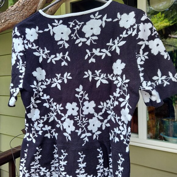 Black & White Flowered Lightweight Short-Sleeved Flared Sweater - Picture 2 of 5
